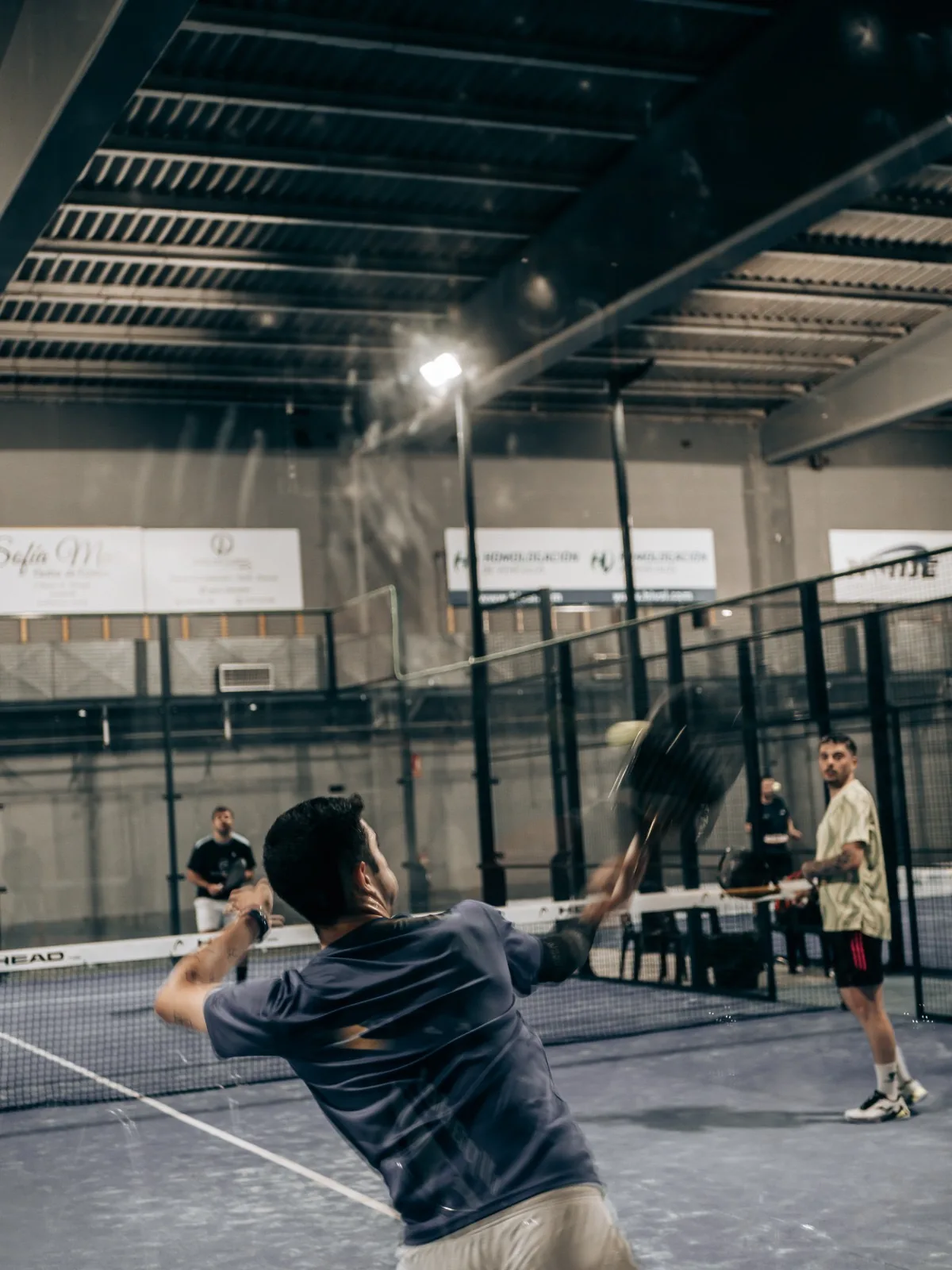 Juego en una pista cubierta de Pádel Pinseque